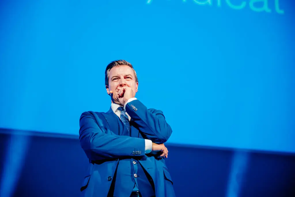 Emotie op het podium bij naamonthulling SYNOVA
