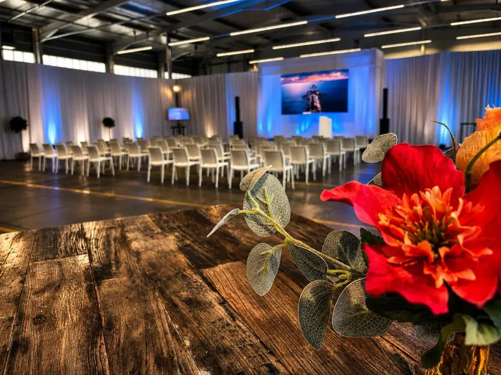 Auditorium met podium en LED-wall in de bedrijfshal van Van Hool